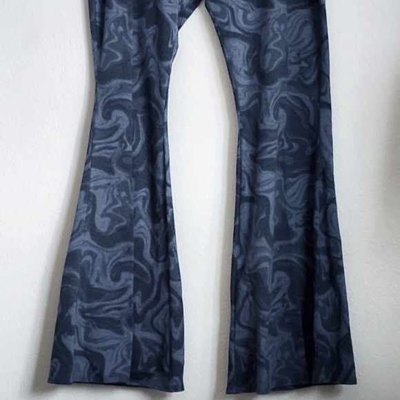Arizona Jean Co. High Rise Crossover Waist Flared Leg Blue Tie Dye Legging Sz 3X - Picture 3 of 9